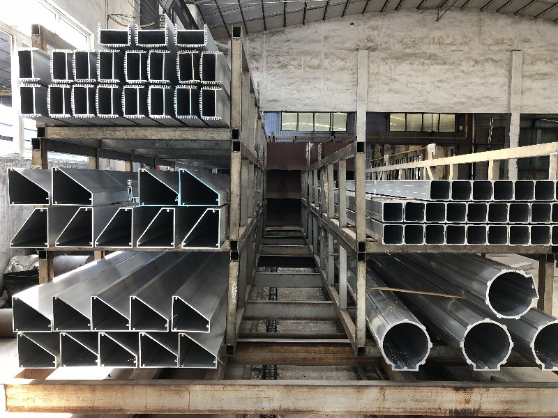 铝型材散热器毛刺